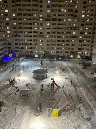 a construction site with people in the snow in front of a building at 3-x комнатная квартира в ЖК Евразия в самом сердце Алматы! in Almaty