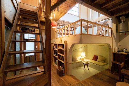 a room with a staircase and a room with a bed at HamaVilla in Tottori