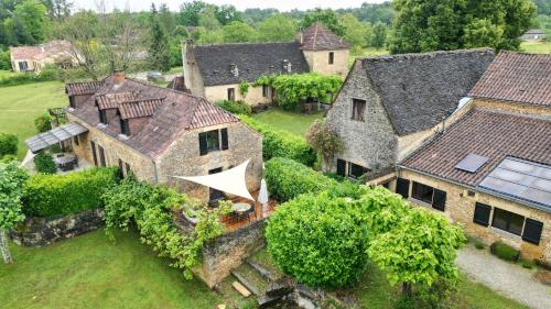 Gîtes La Source في Le Calet: صورة جوية لمنزل كبير مع فناء