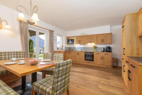 Dapur atau dapur kecil di Luxus Ferienhaus Salzburg Chalet mit Pool, Sauna, Whirlpool, Kamin