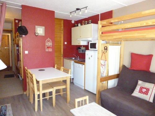 Ce petit appartement comprend une cuisine et une salle à manger. dans l'établissement Studio cosy 4/5 pers, skis aux pieds, Arette - FR-1-602-19, à Arette