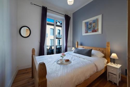 - une chambre avec un lit et un plateau de nourriture dans l'établissement Seabreeze Apt Nice Port, à Nice