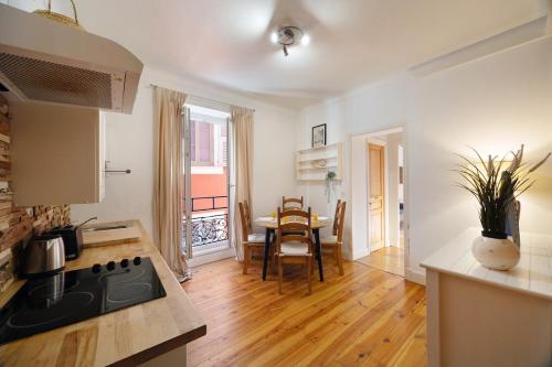 une cuisine avec une table et une salle à manger dans l'établissement Seabreeze Apt Nice Port, à Nice