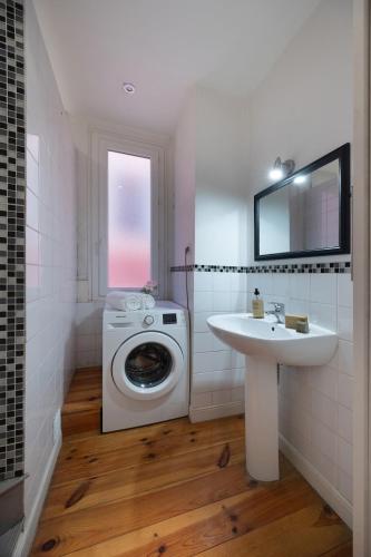 une salle de bain avec une machine à laver et un lavabo dans l'établissement Seabreeze Apt Nice Port, à Nice