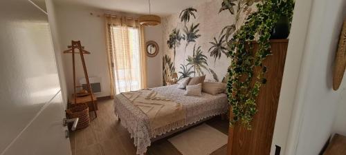 une chambre avec un lit dans une pièce dans l'établissement Appartement 4 pers en résidence, à Propriano