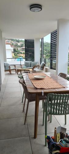 une salle à manger avec une table et des chaises en bois dans l'établissement Appartement 4 pers en résidence, à Propriano