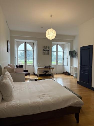 Château de Briançon, The Originals Relaisにあるベッド