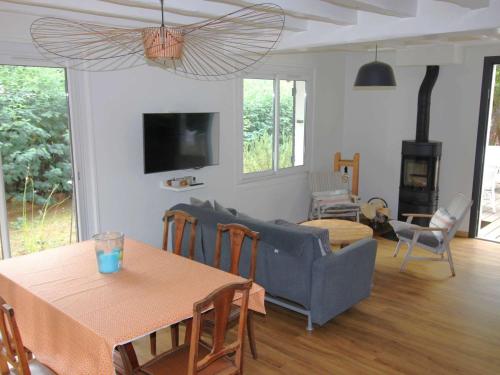 Photo de la galerie de l'établissement Villa rénovée avec terrasses, proche forêt - 8 pers, calme, wifi et ménage inclus - FR-1-736-7, à Lège-Cap-Ferret