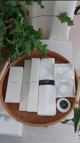 a basket with books and a clock and a plant at Bandi Houseㆍ애견불가 in Daejeon