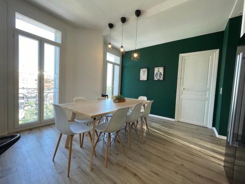 une salle à manger avec une table et des chaises en bois dans l'établissement Fantastic stay in Perpignan 4 bedroom CENTER 5 min walk, à Perpignan