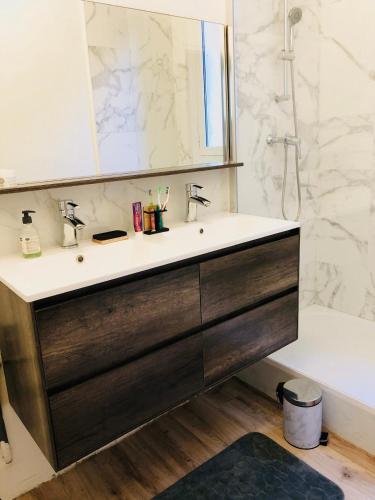 une salle de bain avec un lavabo, un miroir et une baignoire dans l'établissement Fantastic stay in Perpignan 4 bedroom CENTER 5 min walk, à Perpignan
