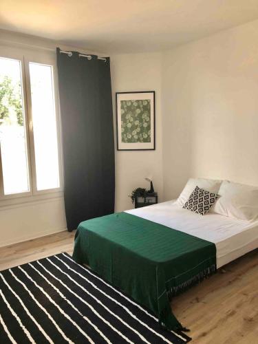 une chambre avec un lit avec une couverture verte dessus dans l'établissement Fantastic stay in Perpignan 4 bedroom CENTER 5 min walk, à Perpignan