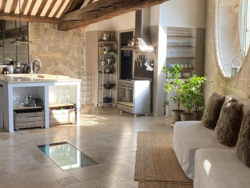 un salon avec un canapé et une cuisine dans l'établissement Dormir dans une église du 13ème siècle au coeur d'Avignon, à Avignon