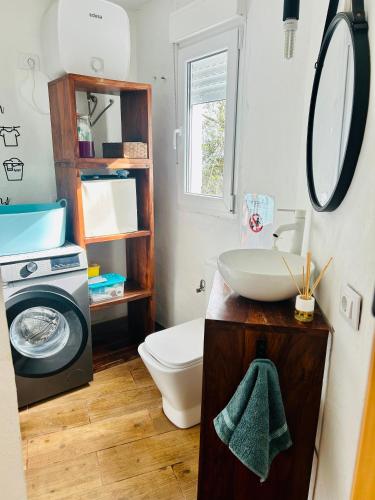 a bathroom with a sink and a washing machine at Garancor in Valleseco