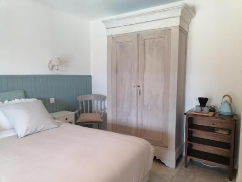 Ein Bett oder Betten in einem Zimmer der Unterkunft Entre 2 Mers - Charming guesthouse