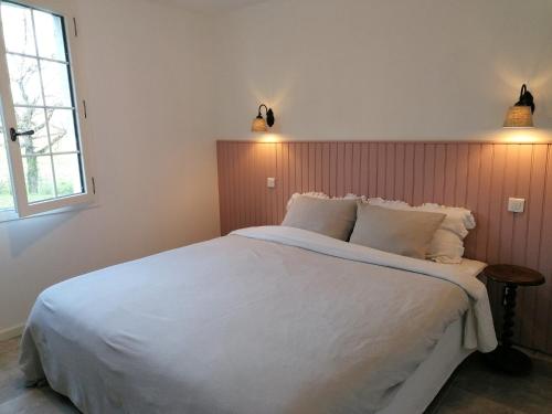 Ein Bett oder Betten in einem Zimmer der Unterkunft Entre 2 Mers - Charming guesthouse