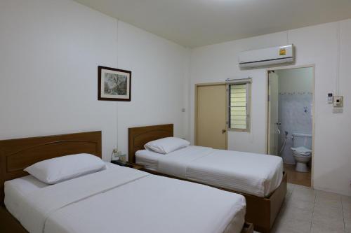 Postel nebo postele na pokoji v ubytování โรงแรมมูนแอนด์ซัน Moon and Sun Hotel