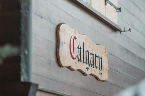 a wooden sign on the side of a building at Wohnung Homely - Nähe Grindelwald Terminal in Grindelwald