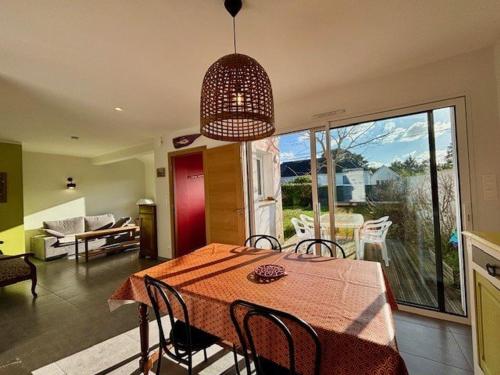 une salle à manger avec une table et des chaises dans une pièce dans l'établissement Quiberon : Maison 3 pièces, 105m², parking, quartier calme proche plage - FR-1-478-305, à Quiberon