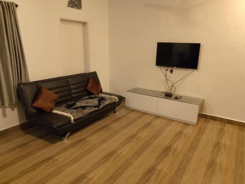 Μια τηλεόραση ή/και κέντρο ψυχαγωγίας στο Thavika Silverwoods Residence