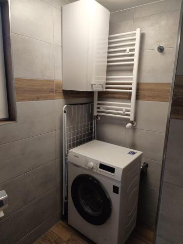 a washer and dryer in a small room at Apartament Japko in Gliwice