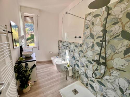 a bathroom with two toilets and a shower at Boutique Apartment Natura in Chiusi