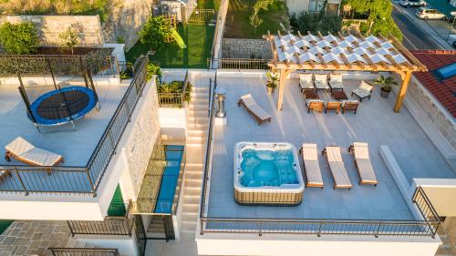 LUXE house near beach with pool,jacuzzi, sauna