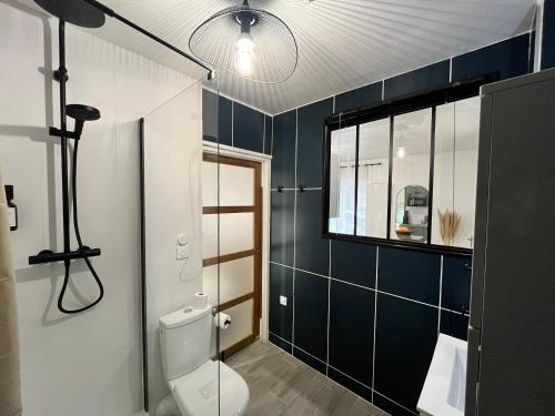 une salle de bain avec toilettes et fenêtre dans l'établissement Le Globe Nantais, à Nantes