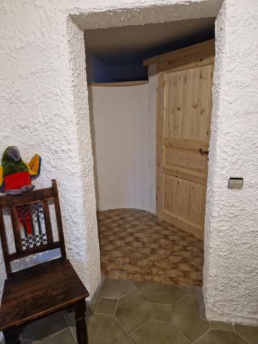 a room with a wooden door and a wooden chair at gemütliche Unterkunft mit kleiner Treppe verbunden und Dachterrasse in Rheinstetten
