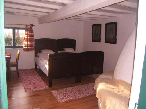 een slaapkamer met 2 bedden, een tafel en een raam bij Banditanya in Mórahalom