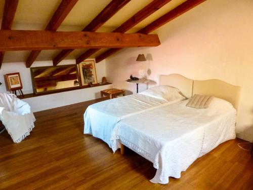 une chambre avec un lit blanc et un parquet dans l'établissement Beau loft en centre-ville vue mer, à LʼÎle-Rousse