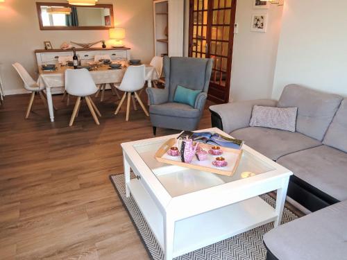 un salon avec un canapé et une table dans l'établissement Holiday Home Reve de Mer by Interhome, à Locquirec