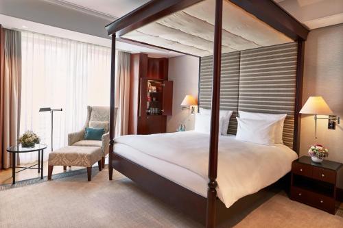 Uma cama ou camas num quarto em Hotel Adlon Kempinski Berlin