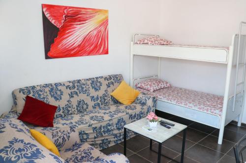 een woonkamer met een bank en een stapelbed bij Willy Apartments in Velipojë