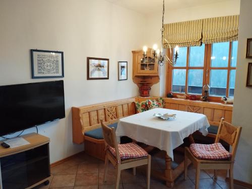 Televízia a/alebo spoločenská miestnosť v ubytovaní Apartments Pfeffermühle - Kärnten Card im Sommer inklusive
