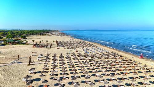 una spiaggia con tanti ombrelloni e l'oceano di SwissSweet Apartment - 297 a Durrës