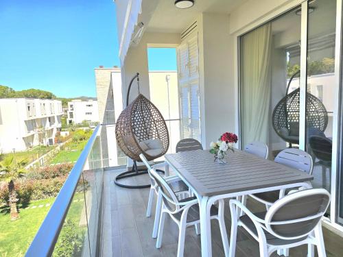 un tavolo e delle sedie sul balcone di una casa di SwissSweet Apartment - 297 a Durrës