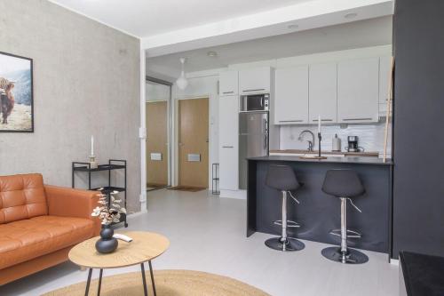 クオピオにあるModern 42m2 Apartment with free parkingのソファとキッチンのあるリビングルーム