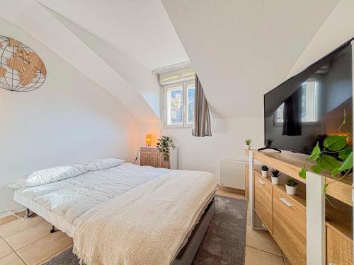 une chambre avec un lit et une télévision à écran plat dans l'établissement Abbe Salvetti - Wifi, AC, 2 Pers, à Nice