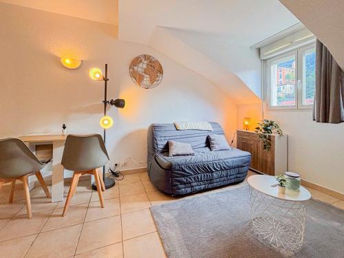 un salon avec un canapé et une table dans l'établissement Abbe Salvetti - Wifi, AC, 2 Pers, à Nice