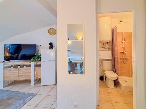 Il comprend un salon avec un réfrigérateur et une télévision. dans l'établissement Abbe Salvetti - Wifi, AC, 2 Pers, à Nice