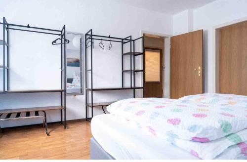 Un dormitorio con una cama y estanterías. en Dream Home, en Friedrichshafen