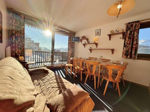 un salon avec un canapé, une table et des chaises dans l'établissement Appartement 3 pièces, 8 pers., balcon, piscine, au pied des pistes - Notre-Dame-de-Bellecombe - FR-1-595-6, à Notre-Dame-de-Bellecombe