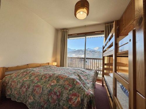 une chambre avec un lit et une vue sur une montagne dans l'établissement Appartement 3 pièces, 8 pers., balcon, piscine, au pied des pistes - Notre-Dame-de-Bellecombe - FR-1-595-6, à Notre-Dame-de-Bellecombe