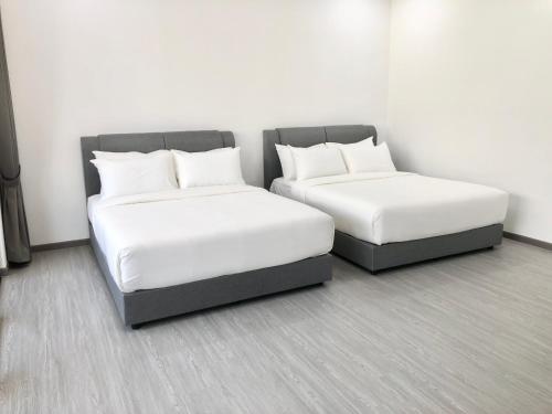 two beds sitting next to each other in a room at BigLanded House NR Penang Hill & Kek Lok Si Temple in Ayer Itam