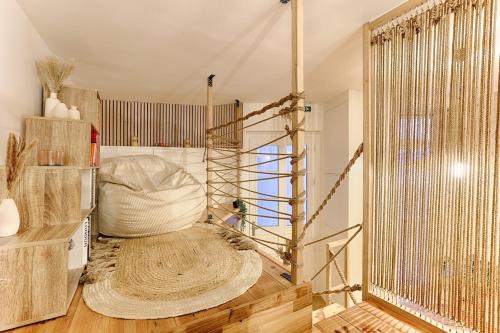 - un salon avec une grande pièce dotée d'une grande fenêtre dans l'établissement Appartement Duplex Atypique au coeur du Sentier, à Paris