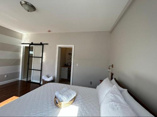 Postel nebo postele na pokoji v ubytování Newly Renovated One Bedroom Apartment !