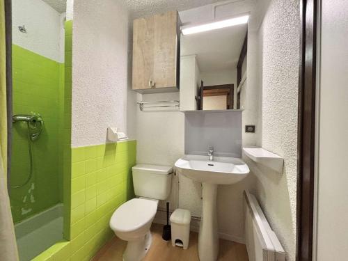 une petite salle de bain avec toilettes et lavabo dans l'établissement Confortable studio 4 personnes avec piscine et parking à Notre-Dame-de-Bellecombe - FR-1-595-34, à Notre-Dame-de-Bellecombe