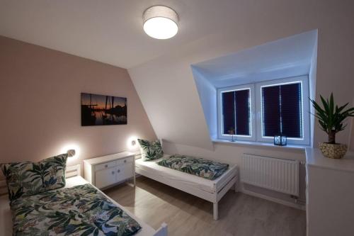 a living room with a bed and a window at Glück in der Stadt in Glückstadt