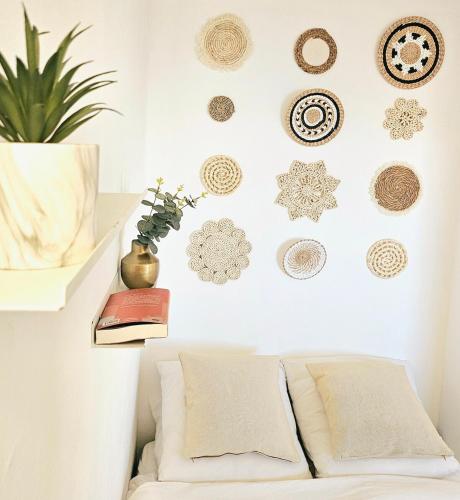 - un salon avec un canapé et des assiettes murales dans l'établissement LE MARTY 46, Jolie Déco, Vue Mer, Climatisation, Parking Privé, Piscine, à Sète